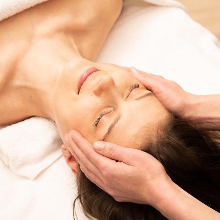 赫尔辛基托尔尼索罗索酷酒店 外观 照片 A woman receiving a facial massage